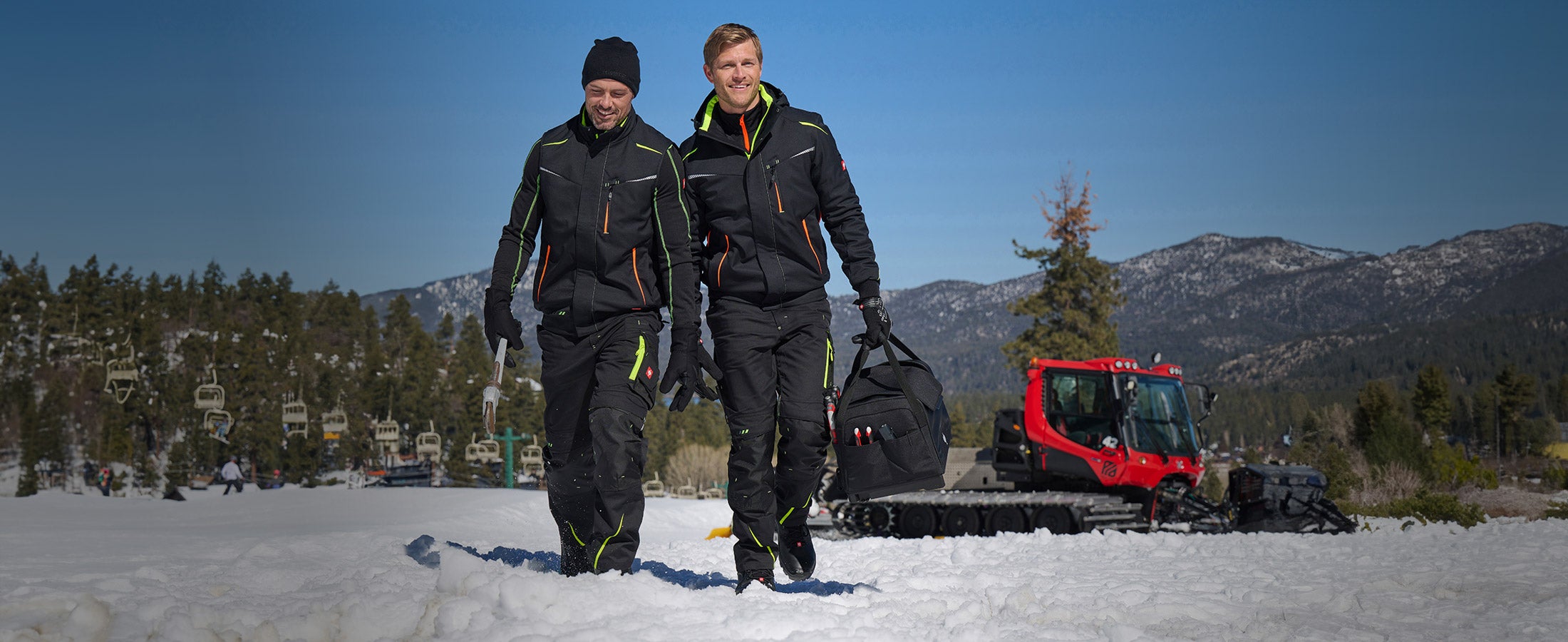 Twee mannen dragen kleding uit de e.s.motion2020-collectie in winters landschap