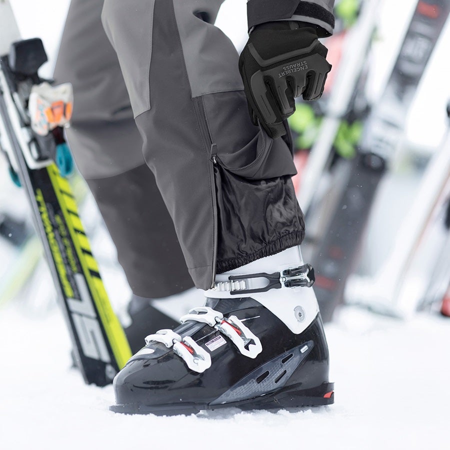 Mann trägt Funktionshose e.s.trail snow in carbongrau / basaltgrau mit Skischuh
